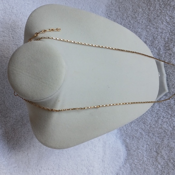 Elegant Gold Necklace with Pendant - Picture 3 of 8
